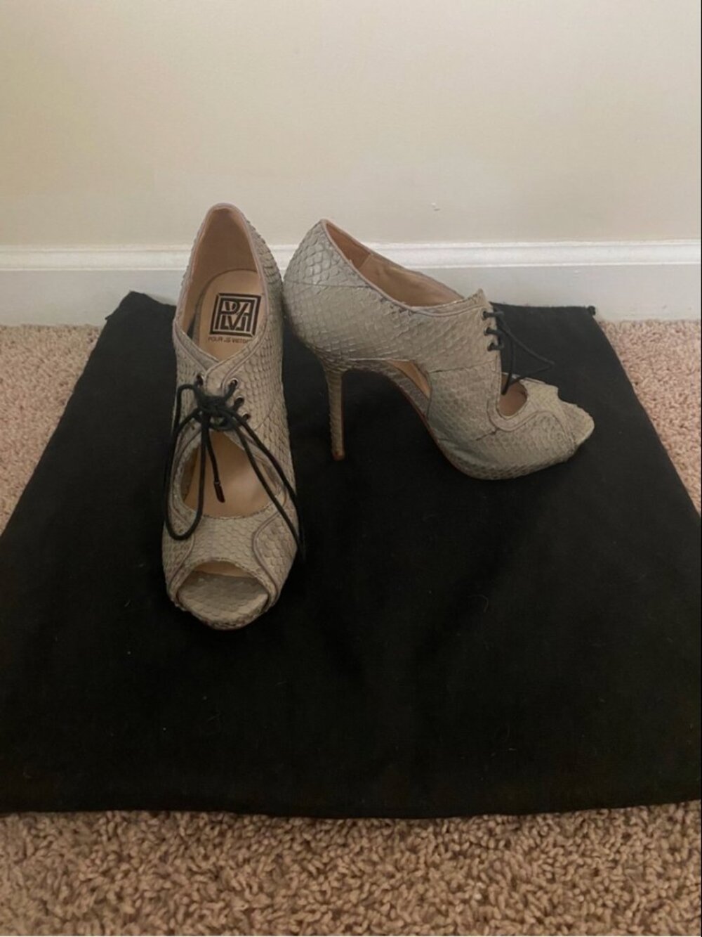 NEW POUR La Victoire Python Snakeskin High Heel Shoes Bootie Size 9